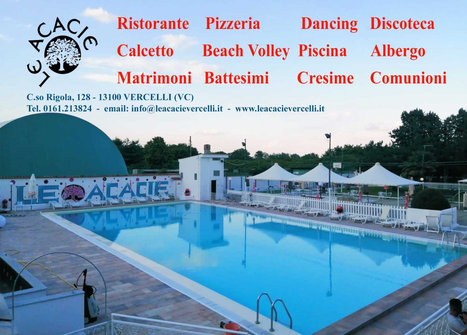 Piscina all'aperto presso il resort Le Acacie con testo di servizio rosso sovrapposto nella parte superiore