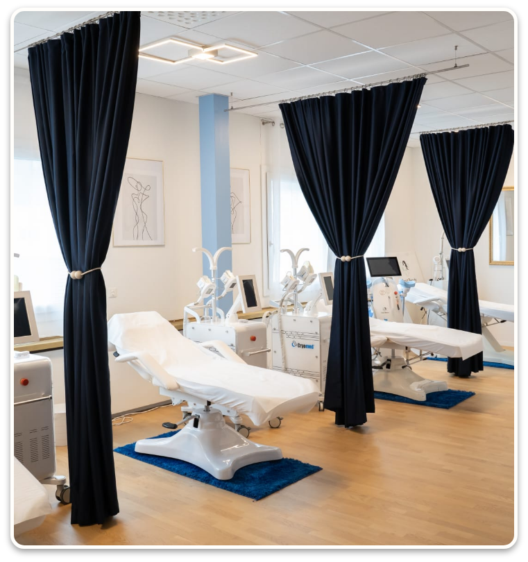 Ein Zimmer mit vielen Betten und Vorhängen