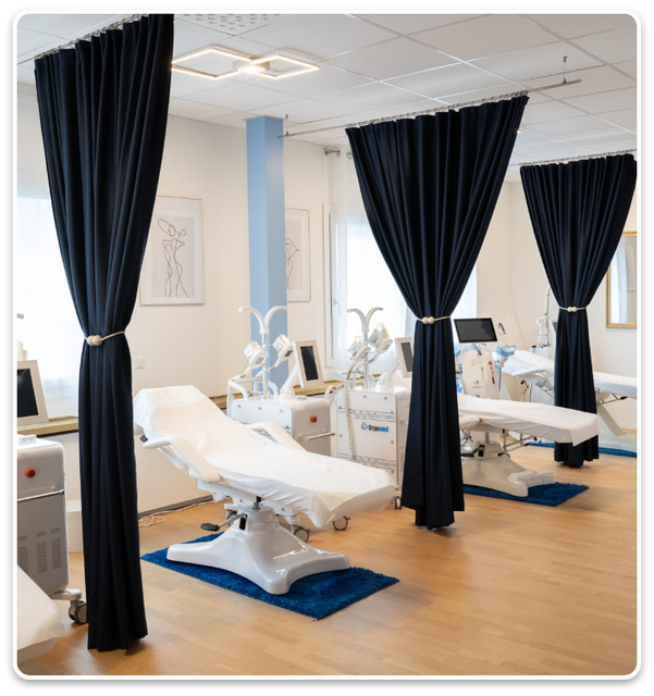 Ein Zimmer mit vielen Betten und Vorhängen