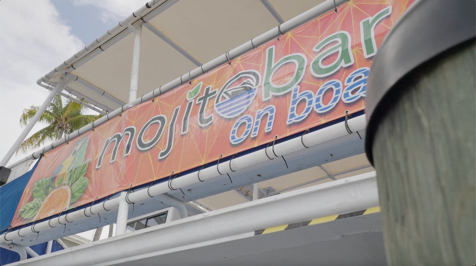 Mojito Bar onboard the Miami sightseeing cruise with cash bar