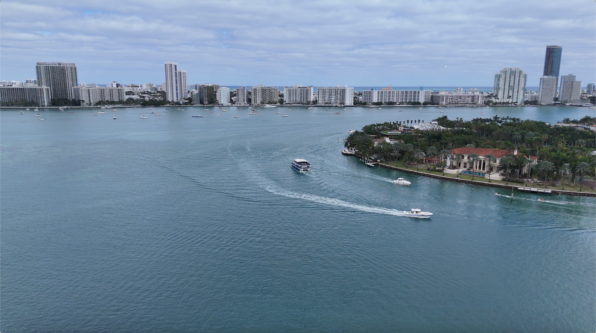 celebrity homes, on double decker boats. Celebrity homes seen from our boats