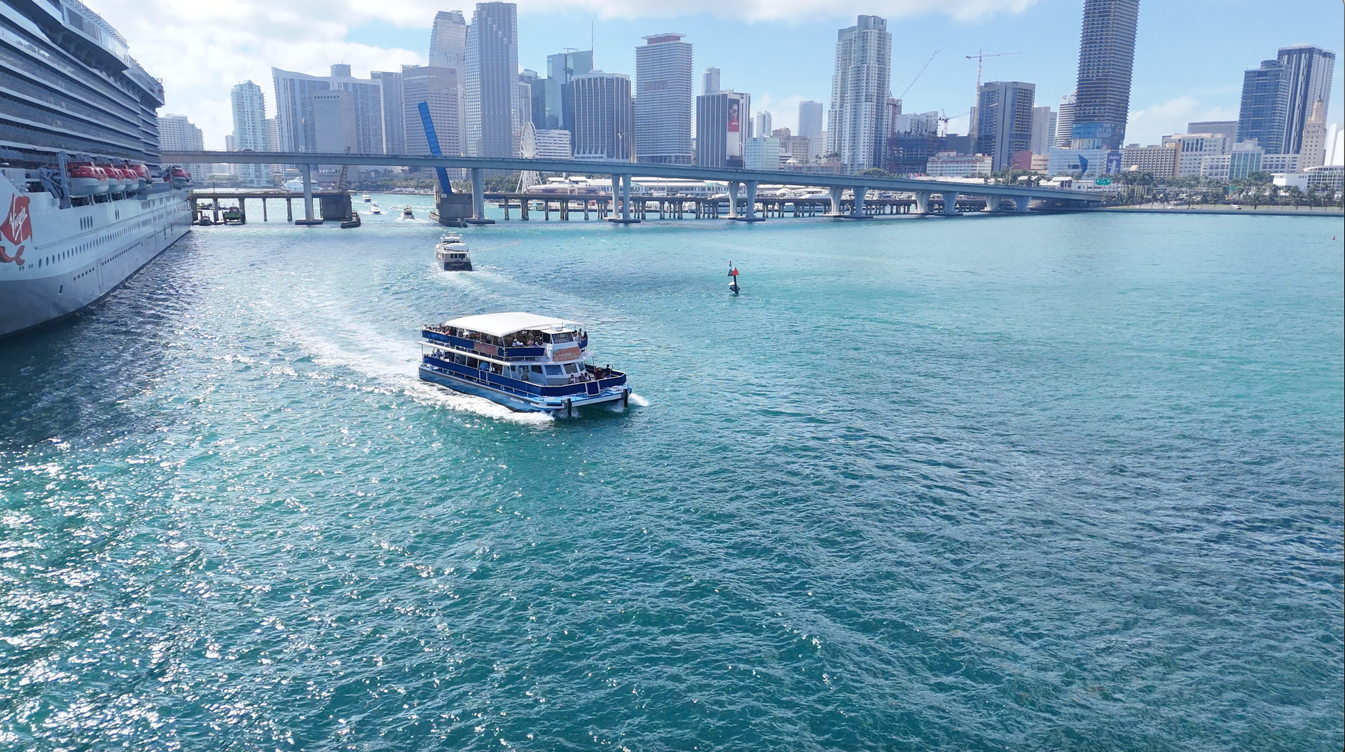 Bayride tours on a Miami Skyline cruise 