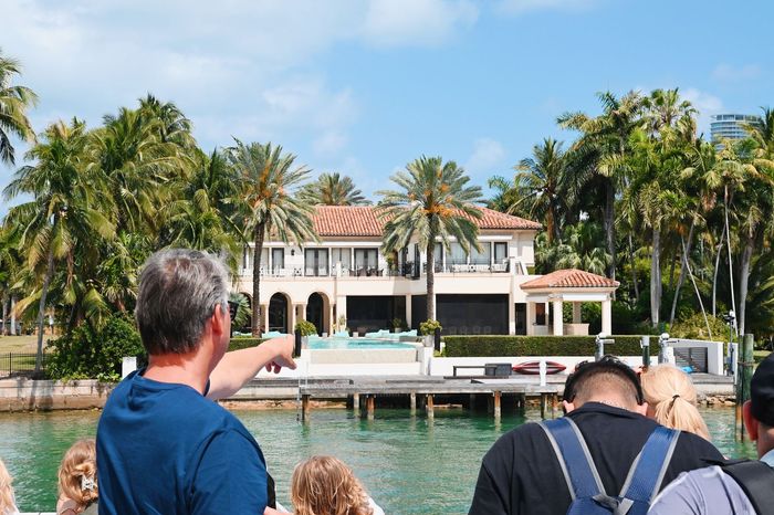 Mansions Of Miami Beach Cruise passengers looking at mansions 