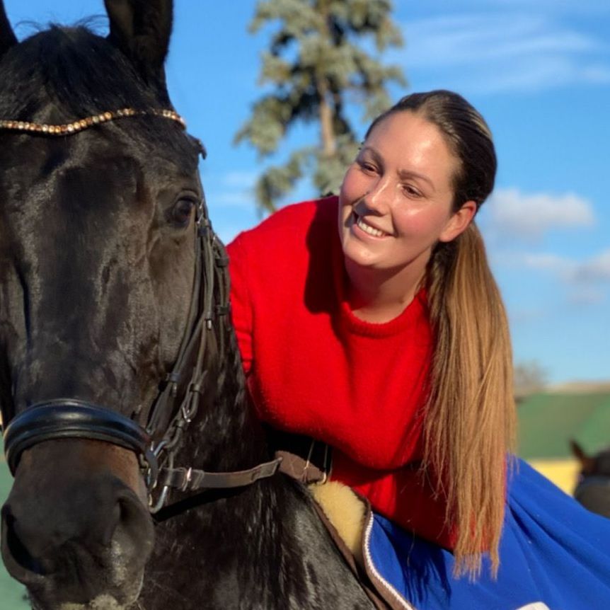 Eine Frau namens Kim Schoefbeck Inhaberin Reitstall