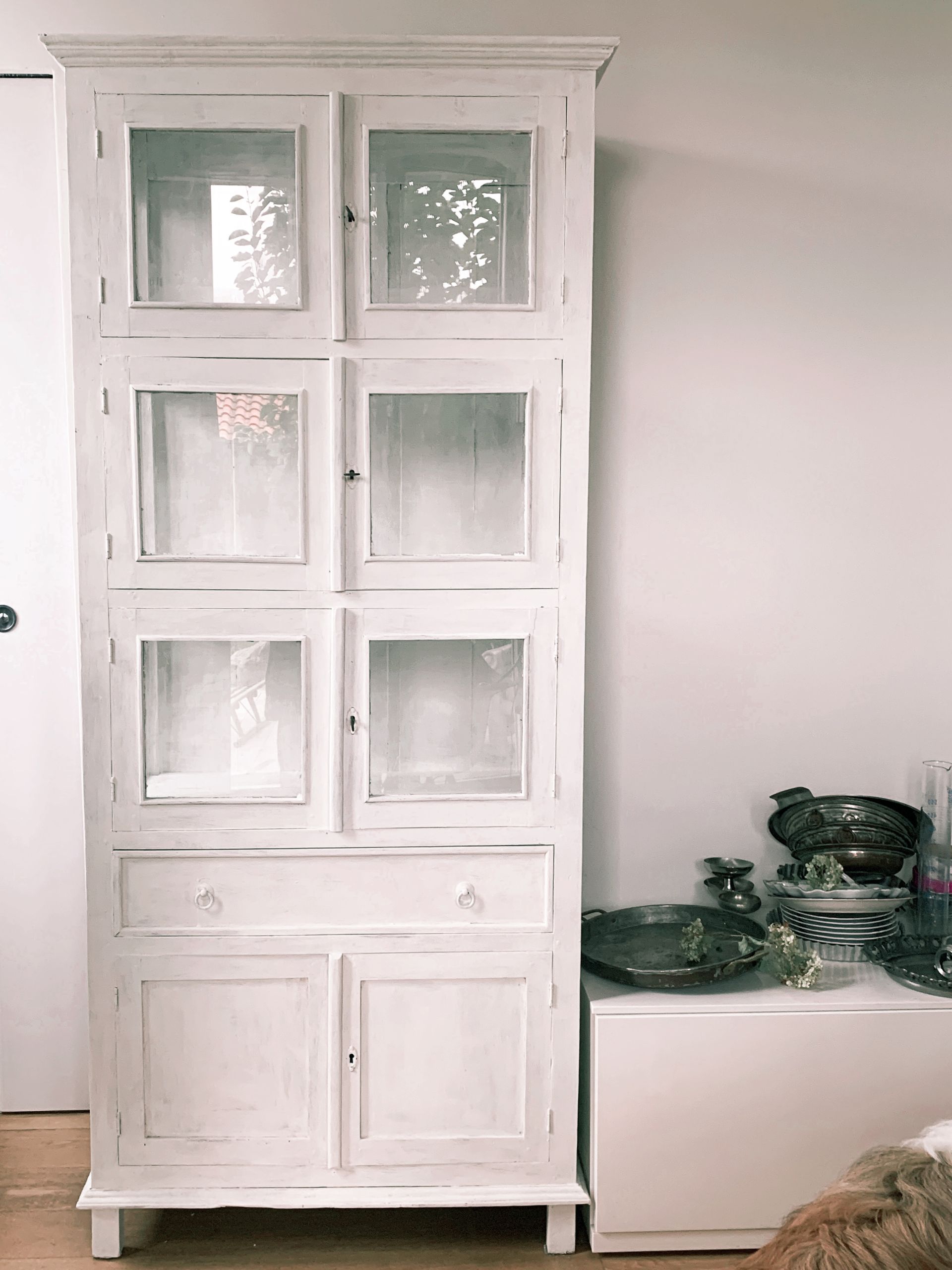 credenza bianca riverniciata con novecento paint pittura senza carteggiare e senza primer
