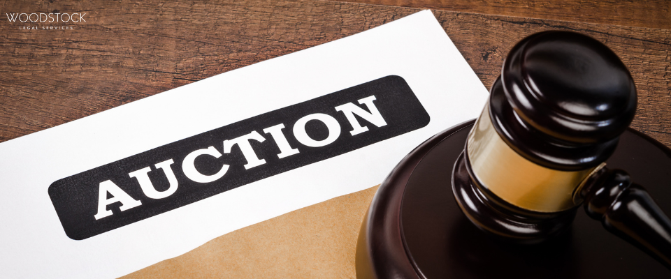Auction sign with a judge’s gavel on a wooden desk, symbolising property or legal auction proceeding