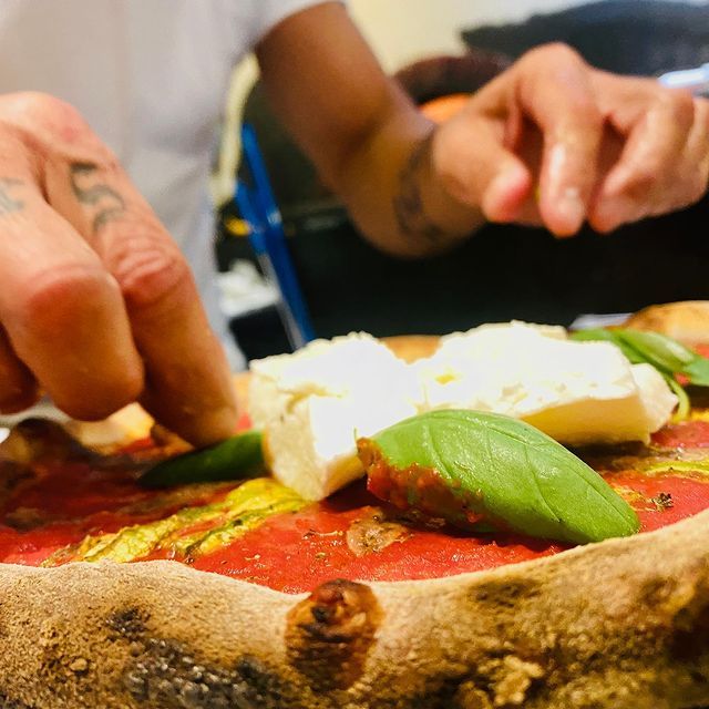 pizza margherita preparazione
