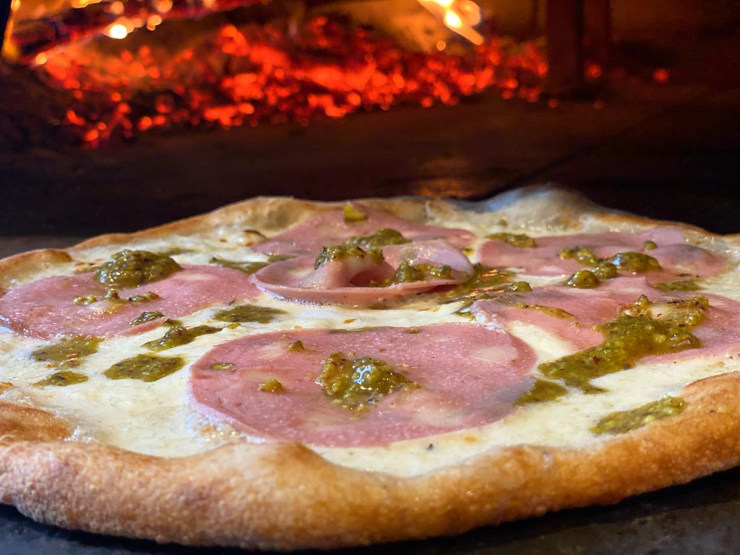 pizza mortadella e pesto di pistacchio