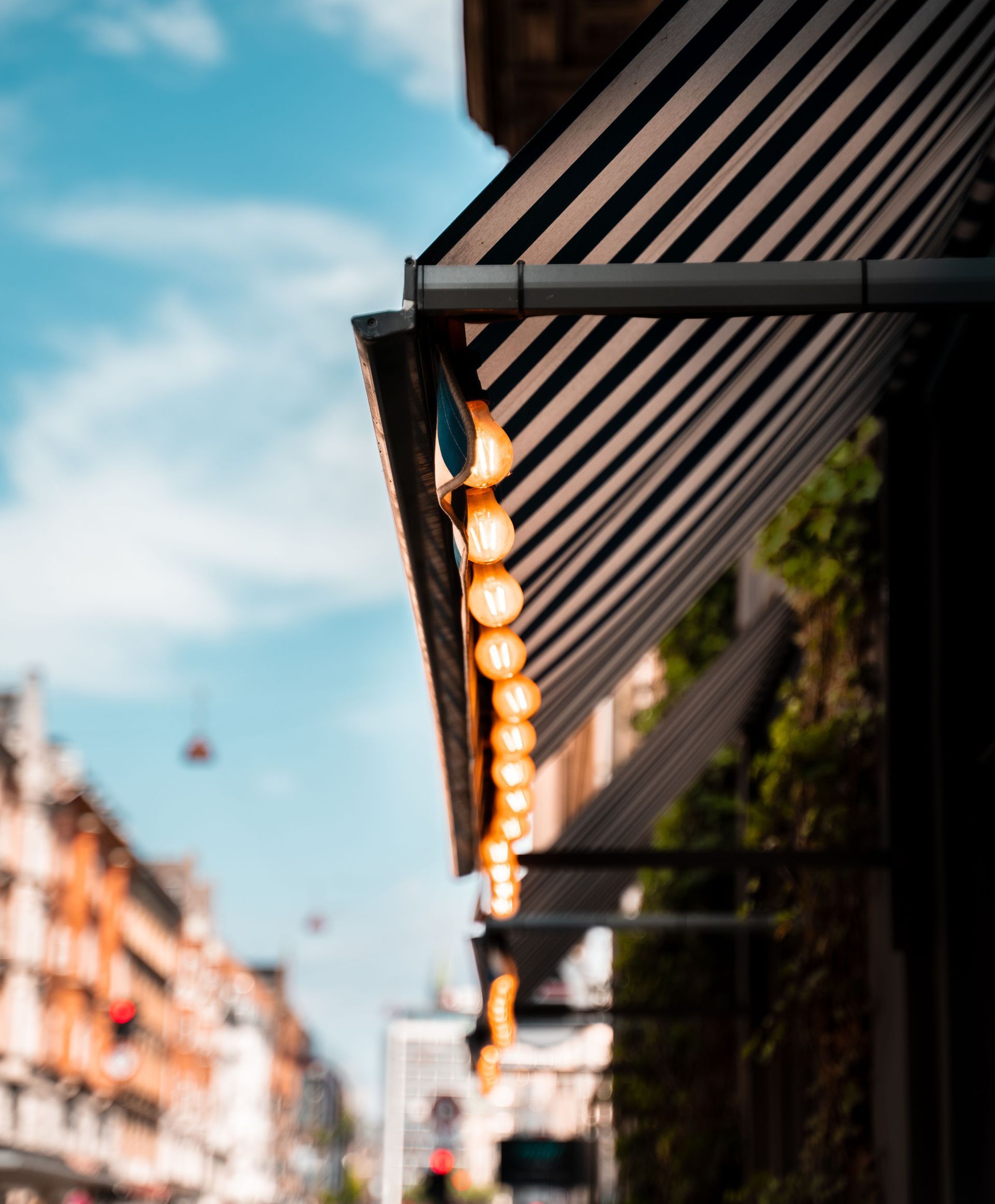 Vitrine vide avec de grandes vitrines, places de parking accessibles et trottoir mouillé par temps couvert