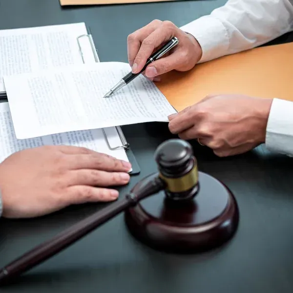 An image representing an experienced truck accident attorney negotiating a settlement..