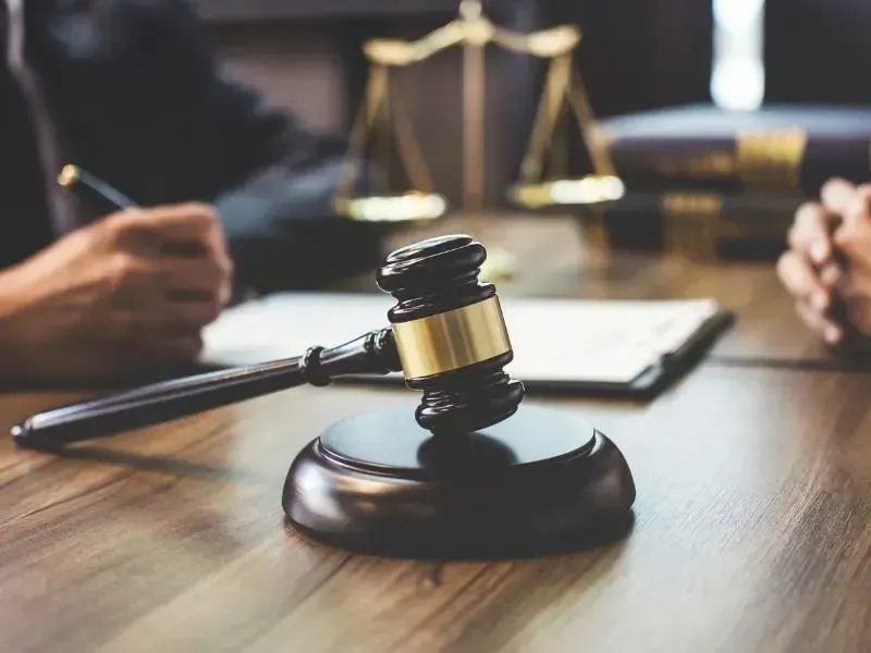 An image showing a consultation about a vehicle accident case.