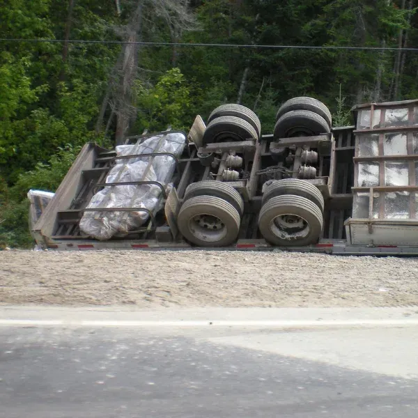 A picture showing a commercial truck accident on a Georgia road.