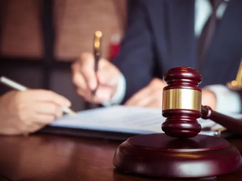 Image showing a truck driver getting expert answers from an Atlanta truck accident attorney.