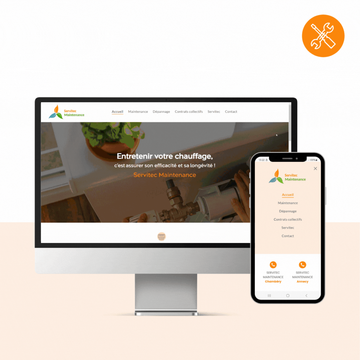 Un écran d'ordinateur et un téléphone portable sont posés sur une table.