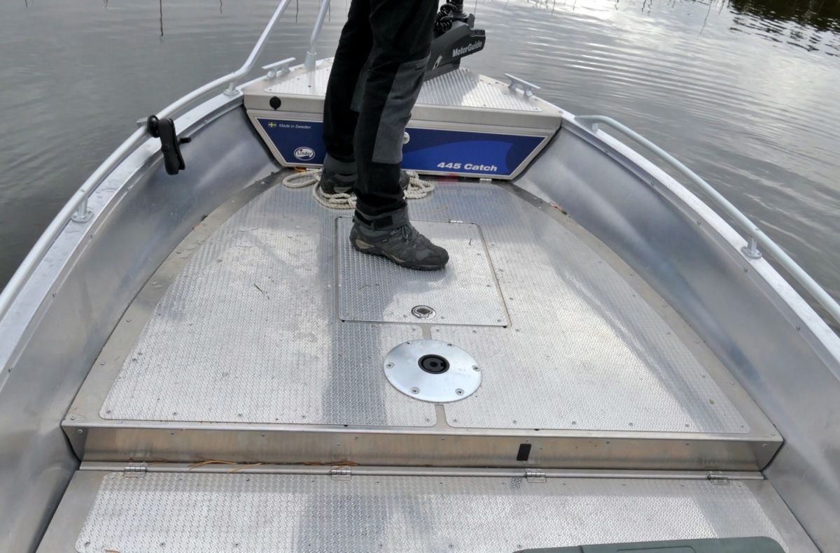 Lindr fishing boat bow