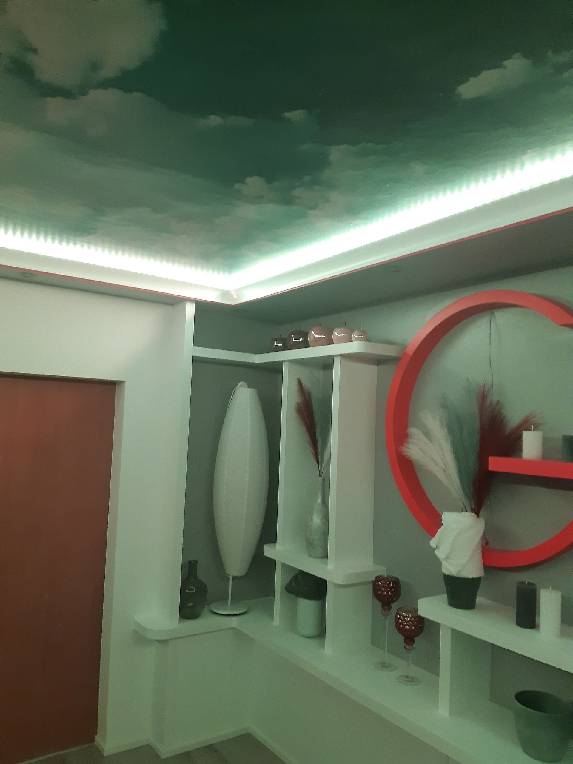 Wohnwand mit Decke