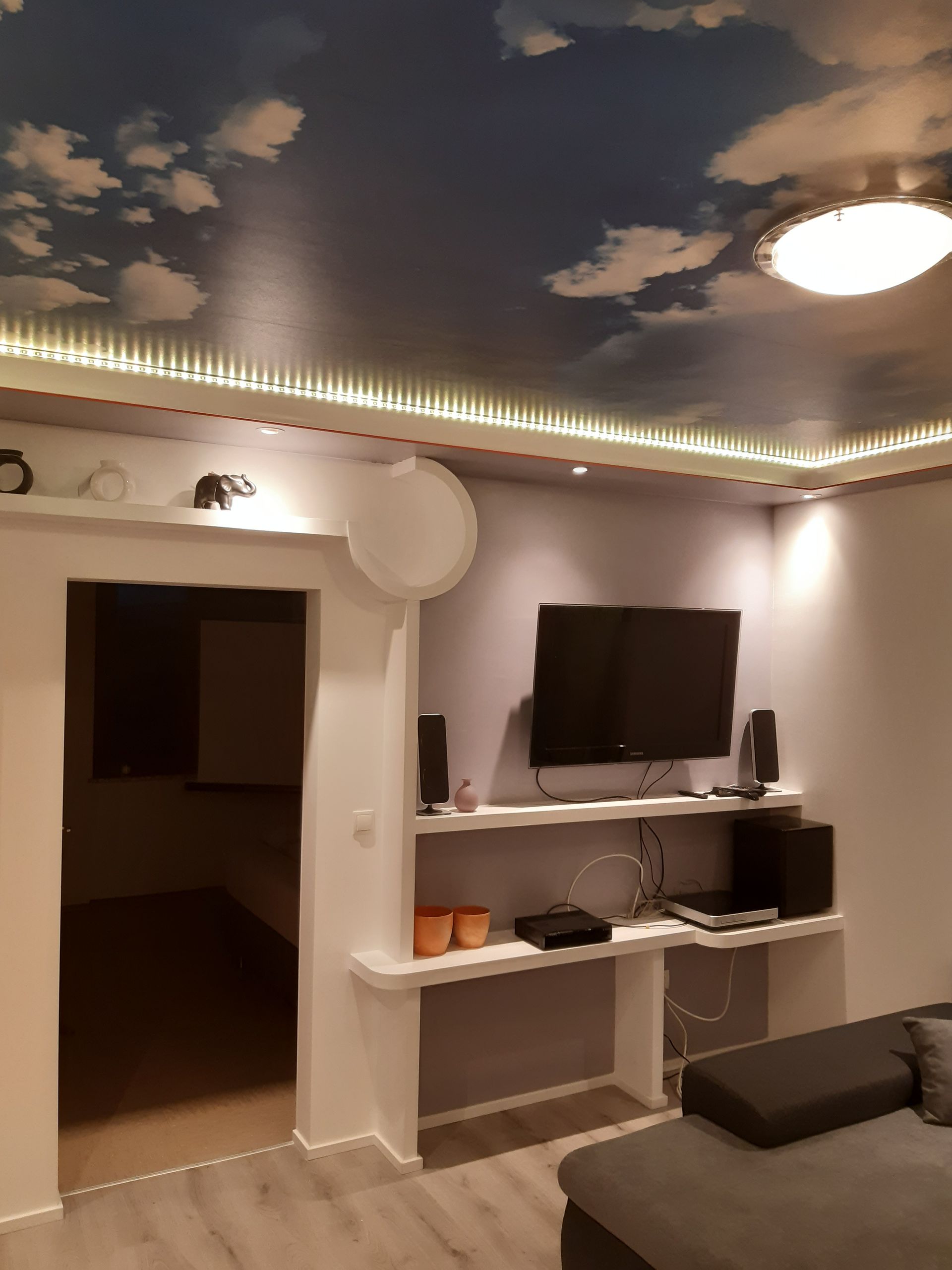 Wohnwand mit Decke