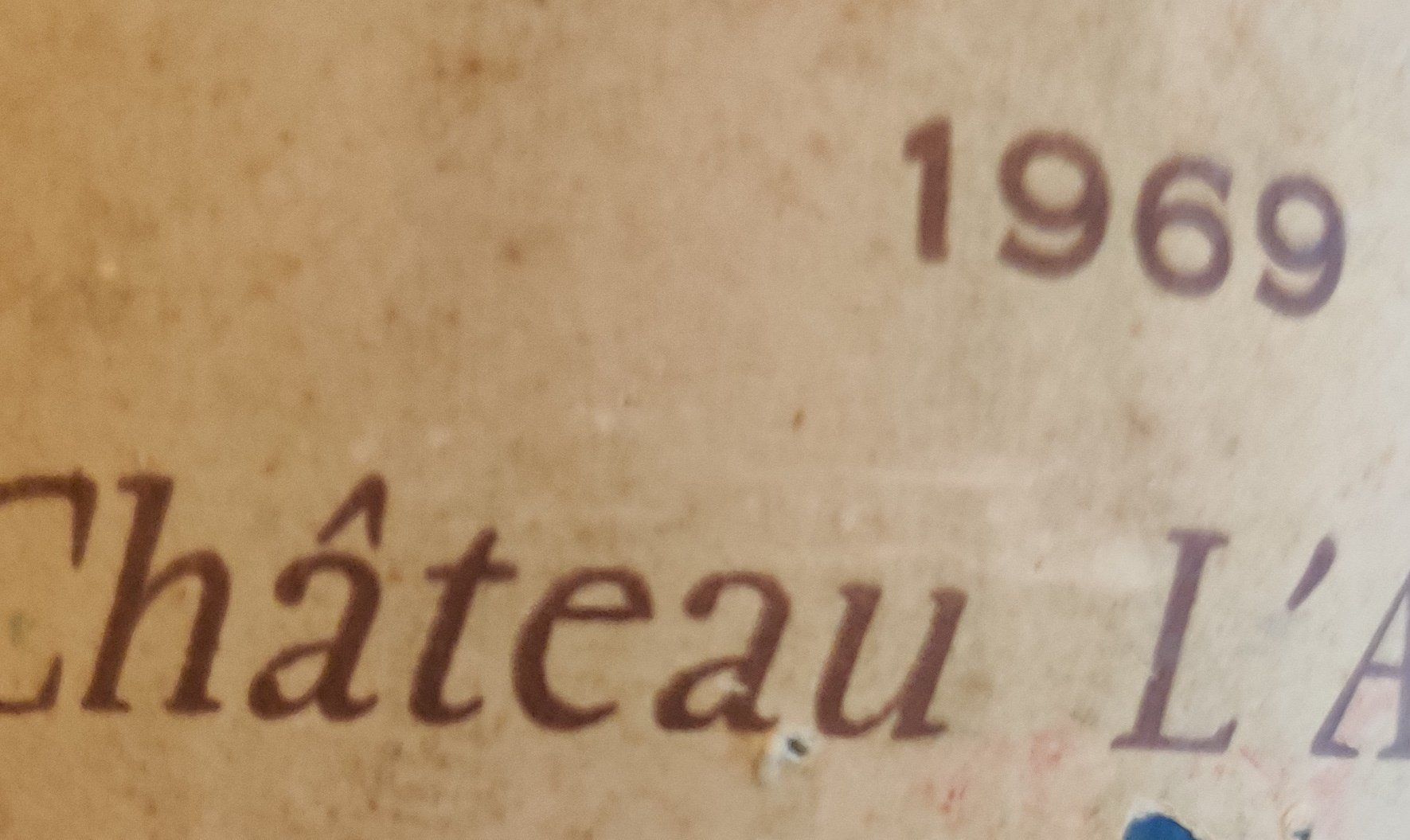 Detailopname van een wijnetiket met het jaartal 1969 en de woorden 