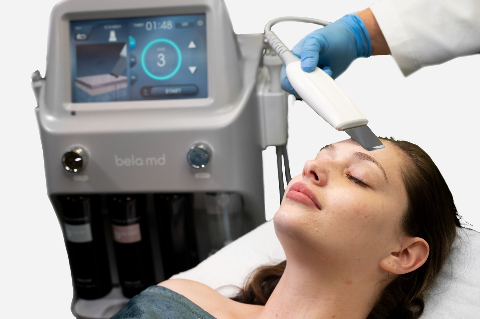 Patient receiving tox on her forehead