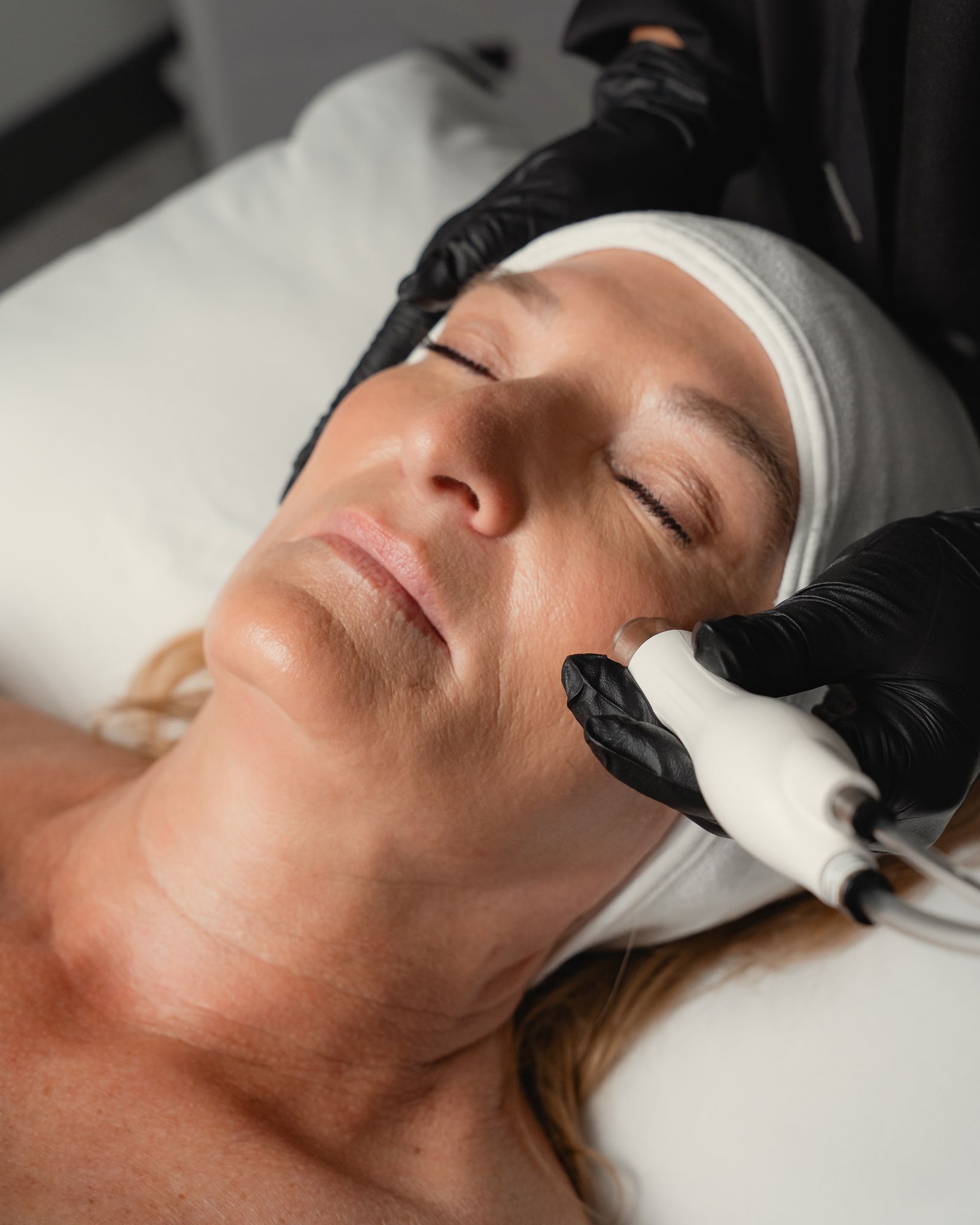 Patient receiving tox on her forehead