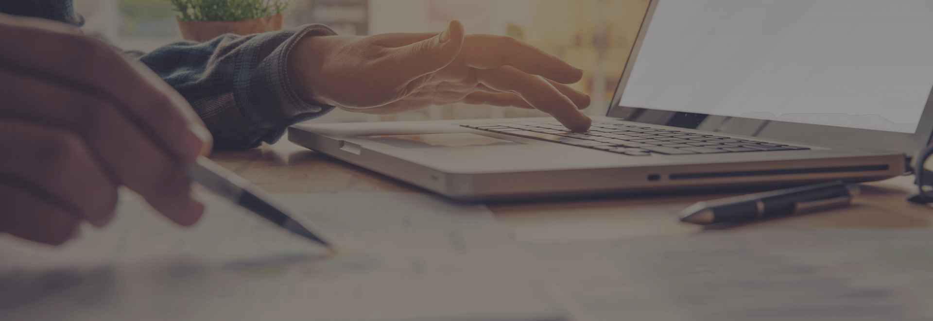Empresário usando notebook com contabilidade online