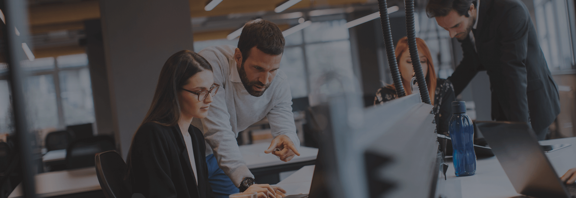 Equipe de contabilidade analisando a reforma tributária