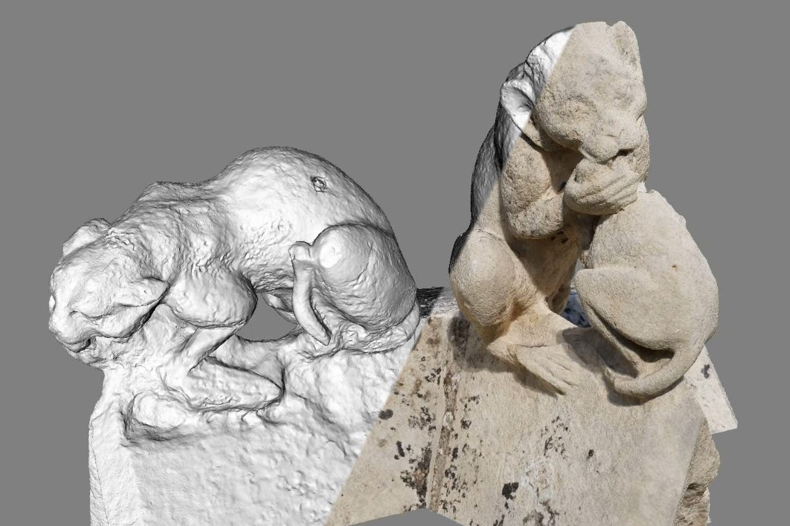 Deux sculptures d'animaux en pierre, l'une blanche et l'autre beige, reposant sur des socles.