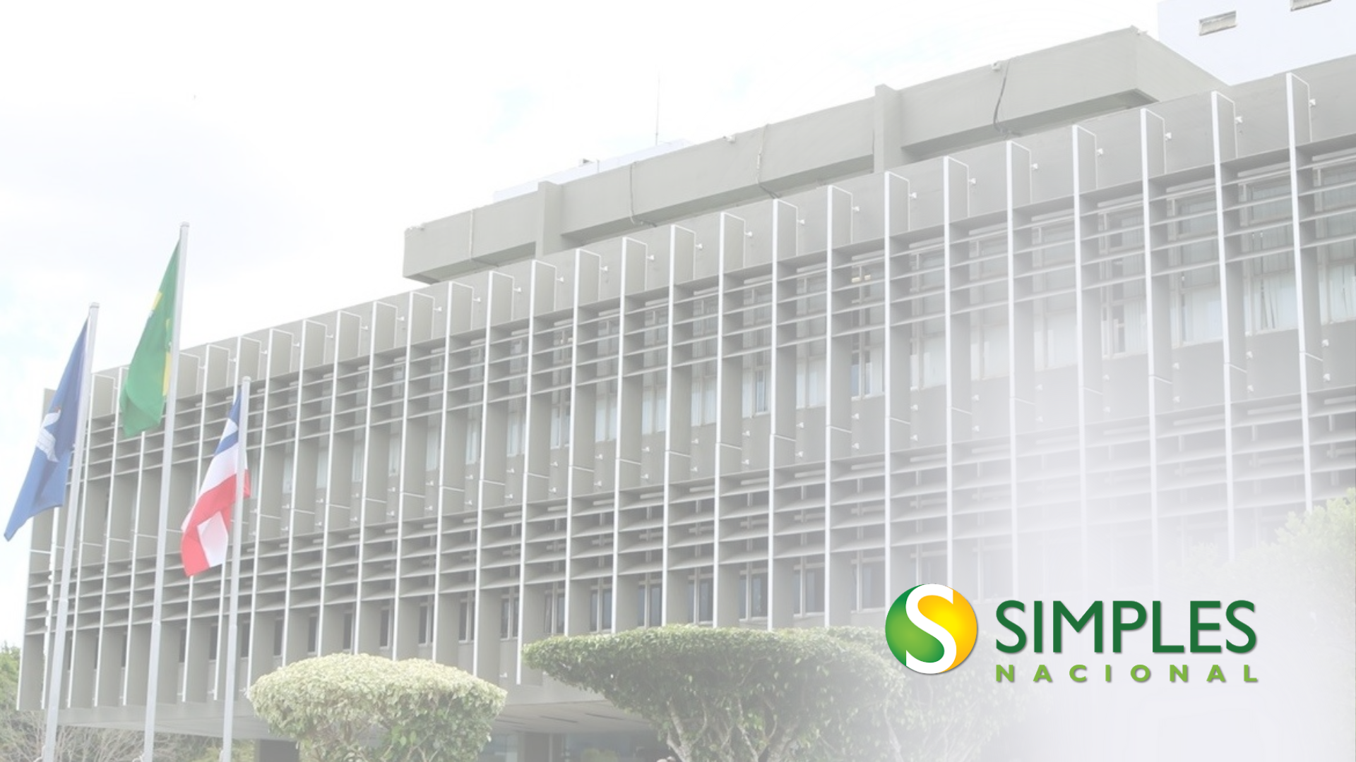 Um grande edifício com bandeiras tremulando na frente e as palavras simples nacional na parte inferior