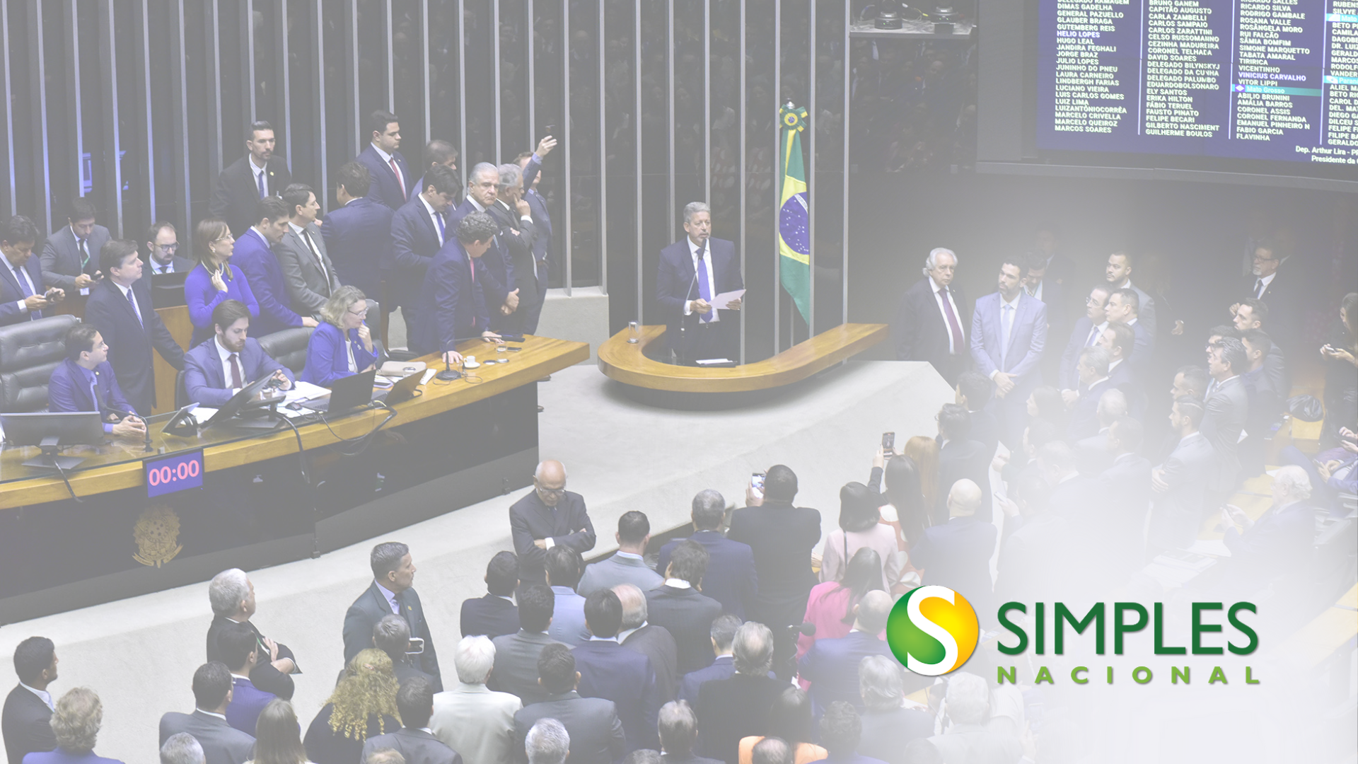 Um grupo de pessoas está sentado em um prédio do parlamento.