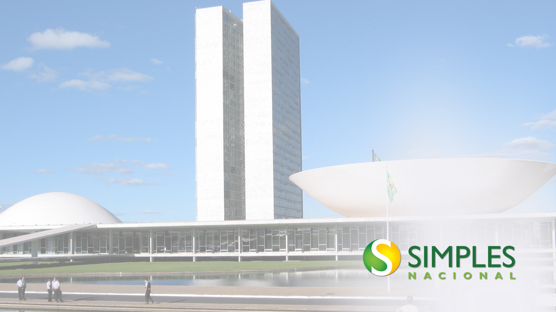 Um grande edifício branco com as palavras simples nacional na parte inferior