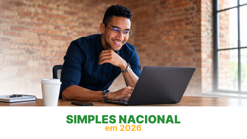 Mulher de negócios escrevendo em uma mesa em um escritório iluminado, com o logotipo da Simples National no canto.