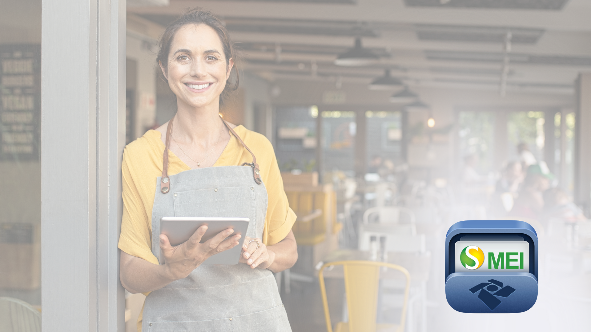 Uma mulher de avental está parada em um restaurante segurando um tablet.