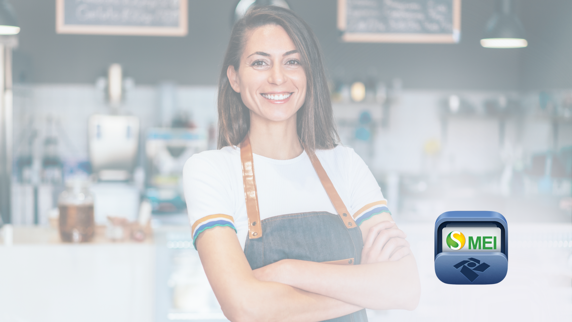 Uma mulher de avental está parada em um restaurante com os braços cruzados.