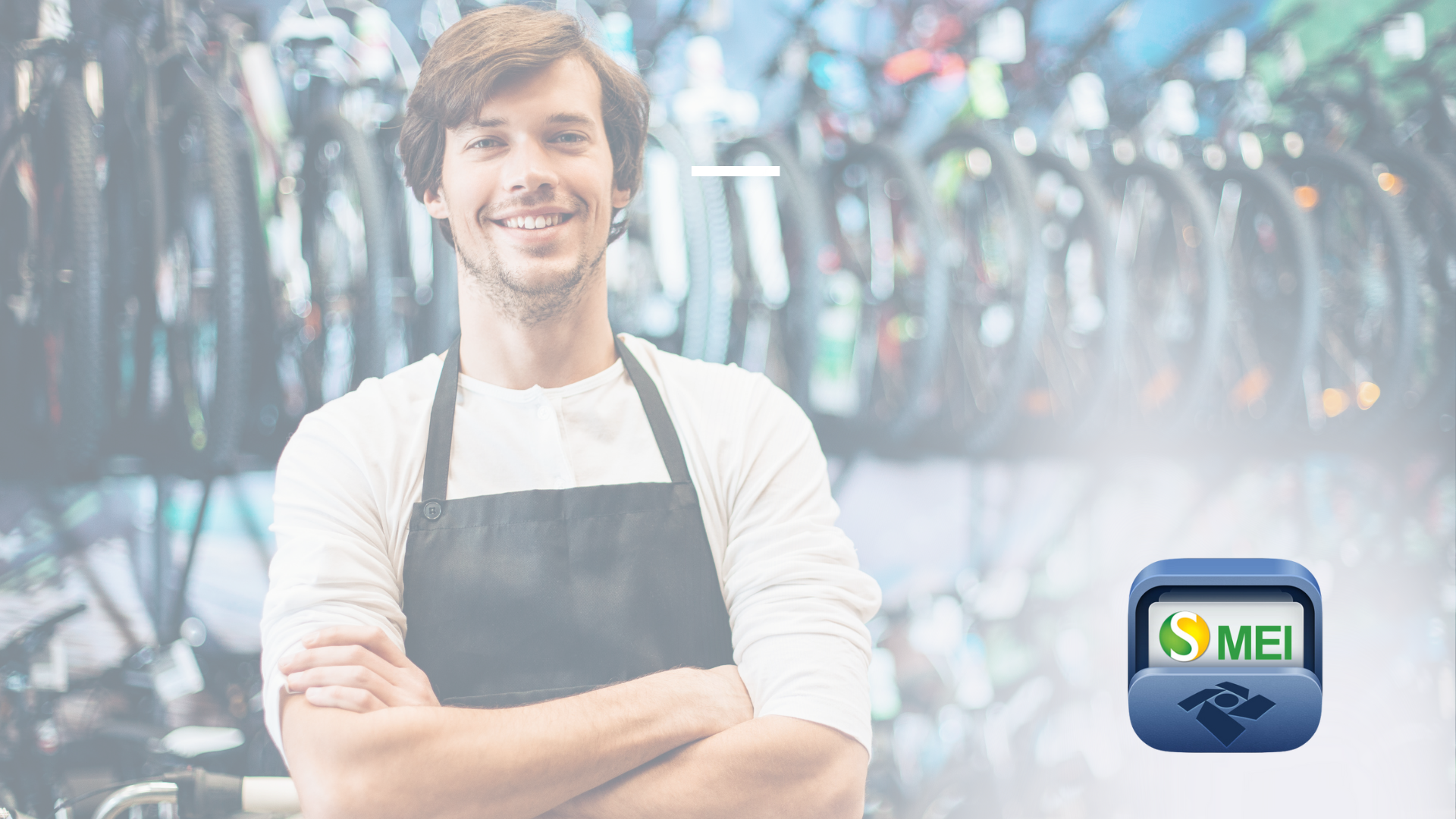 Um homem de avental está parado em frente a uma loja de bicicletas com os braços cruzados.