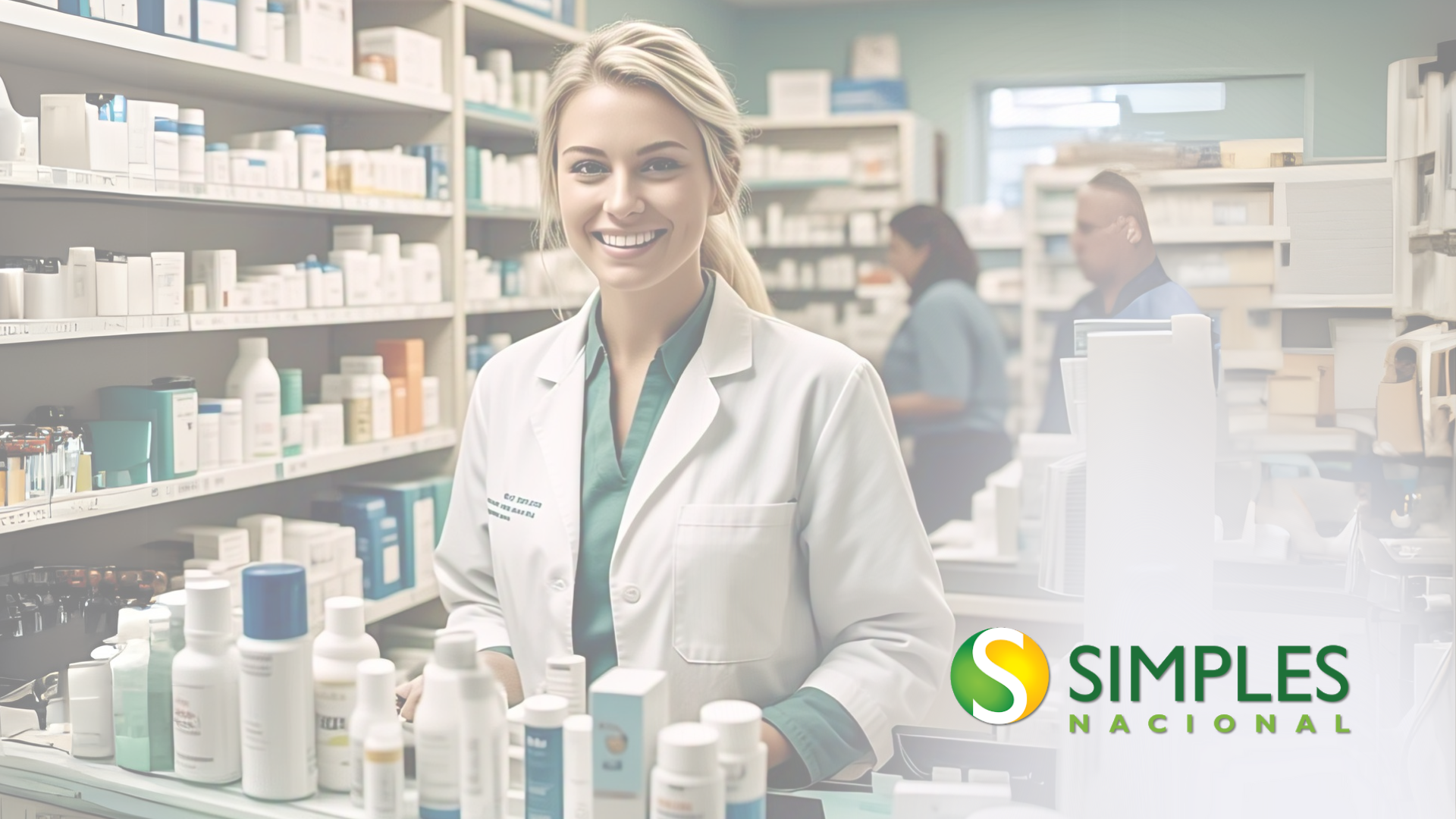 Uma farmacêutica está parada em frente ao balcão de uma farmácia.