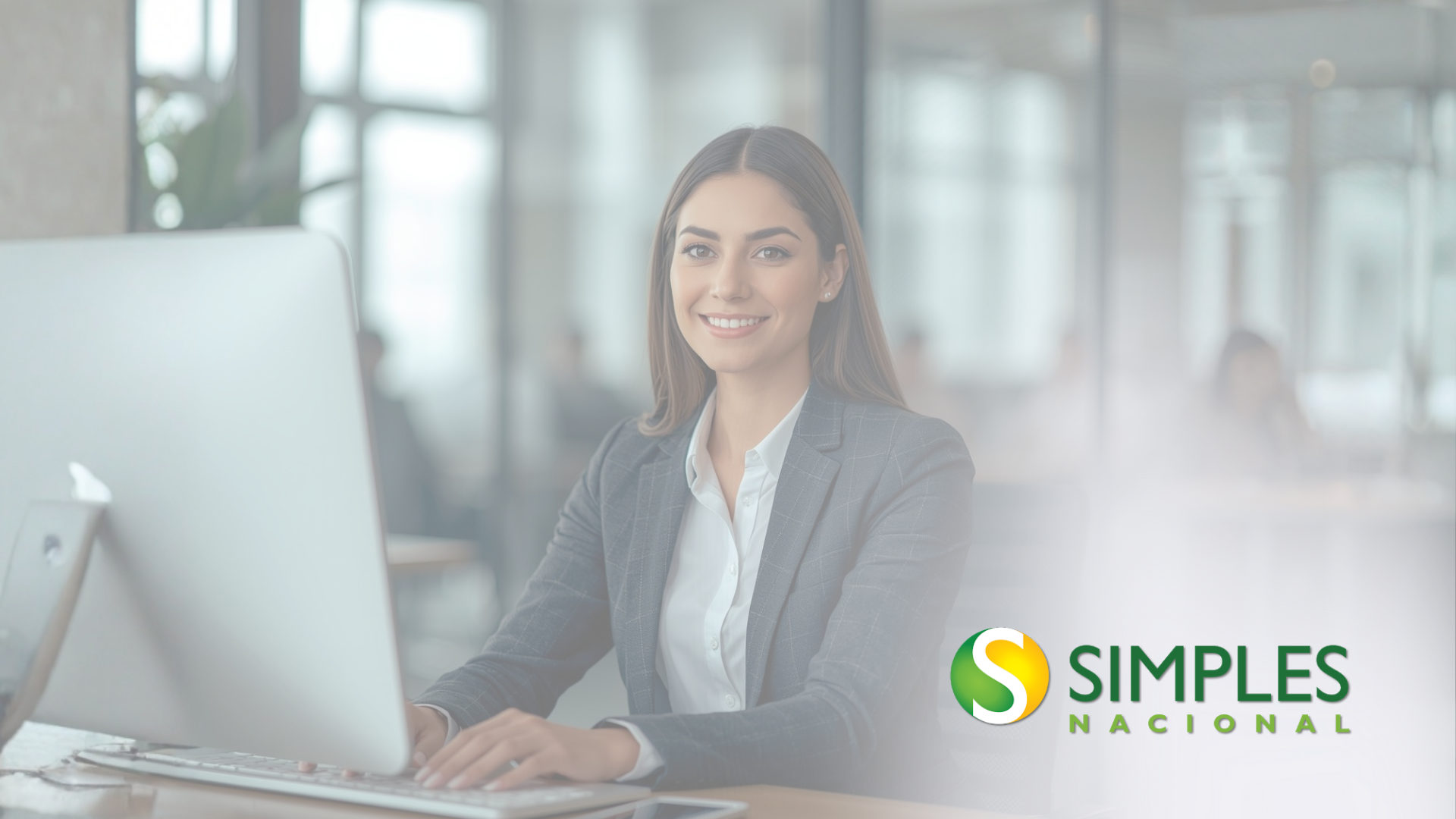 Mulher sorrindo para um computador em um escritório; logotipo da