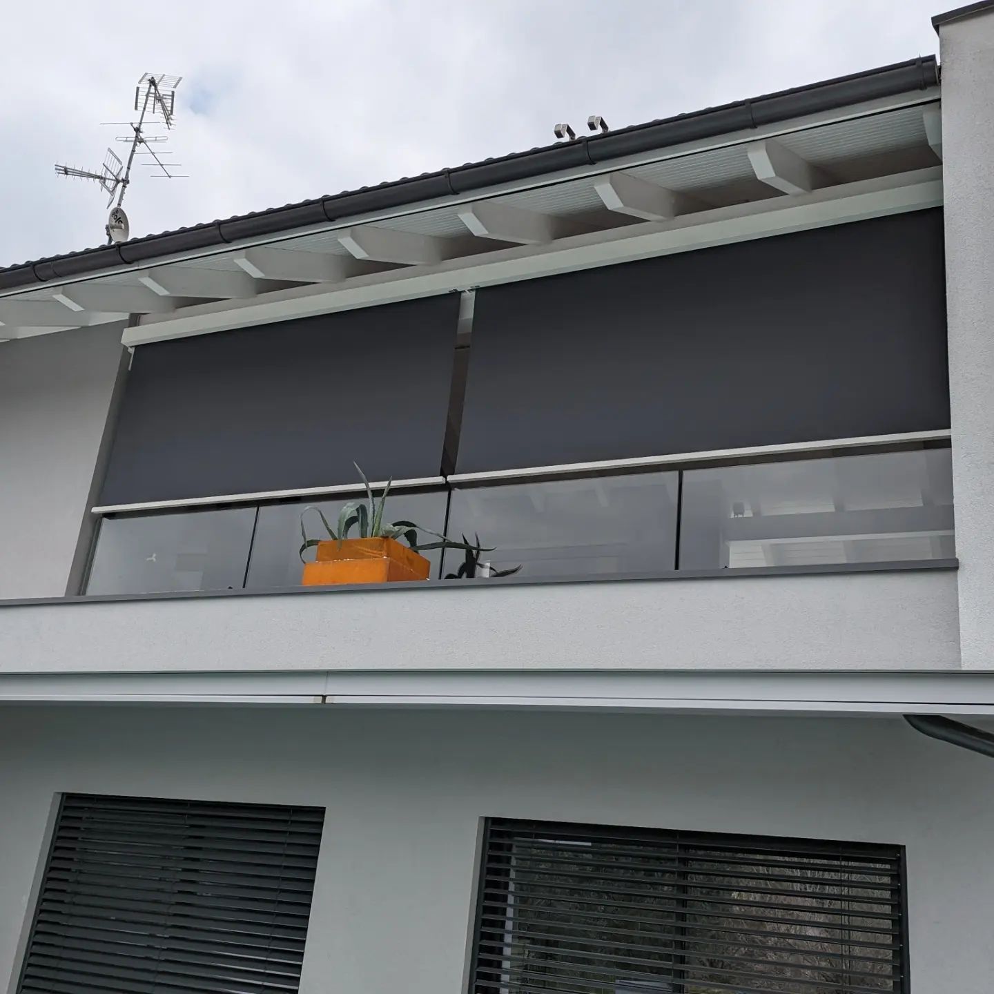 Tende da sole grigio scuro su un balcone, 