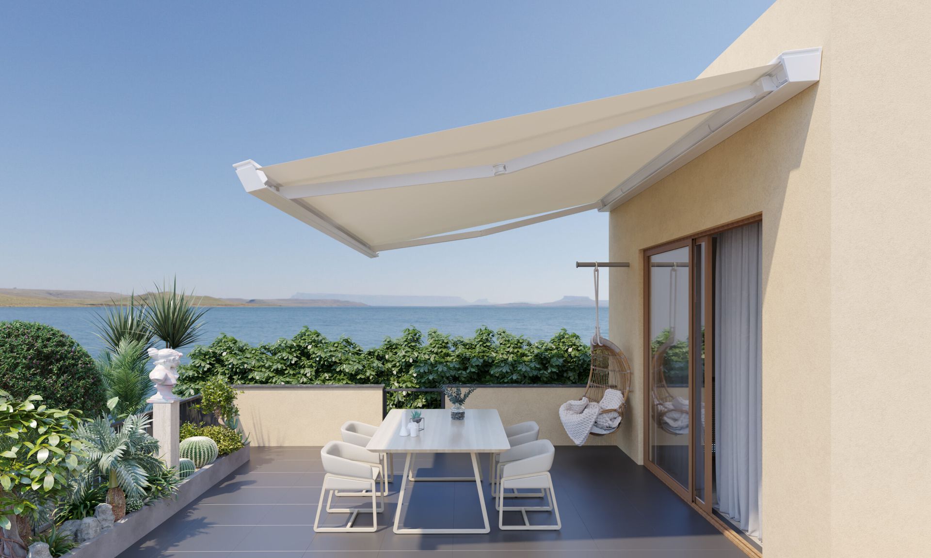Una tenda da sole retrattile beige protegge un patio con tavolo e sedie