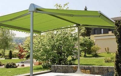 Tenda verde sopra il patio, sostenuta da pali argentati