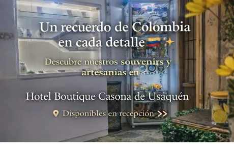 Hotel boutique Casona de Usaquén with text “Un recuerdo de Colombia en cada detalle” over a warm interior scene