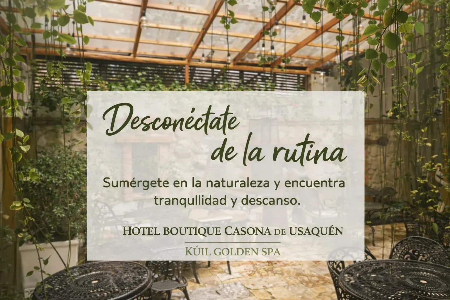 Cartel en una terraza de hotel entre plantas: “Desconéctate de la rutina” y “Sumérgete en la naturaleza”.