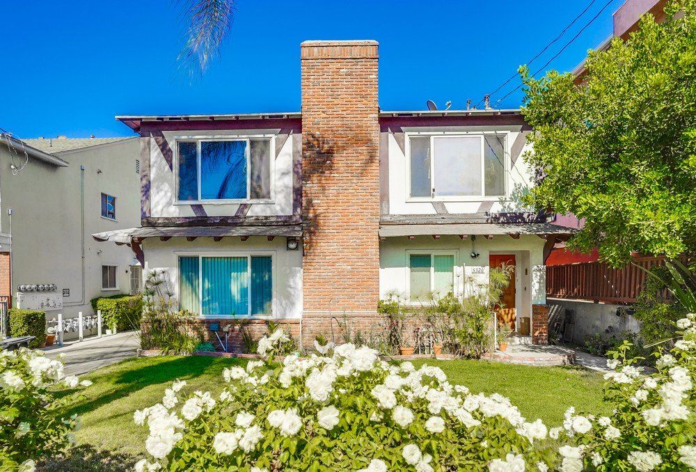 5326 Whitsett Ave exterior with front lawn