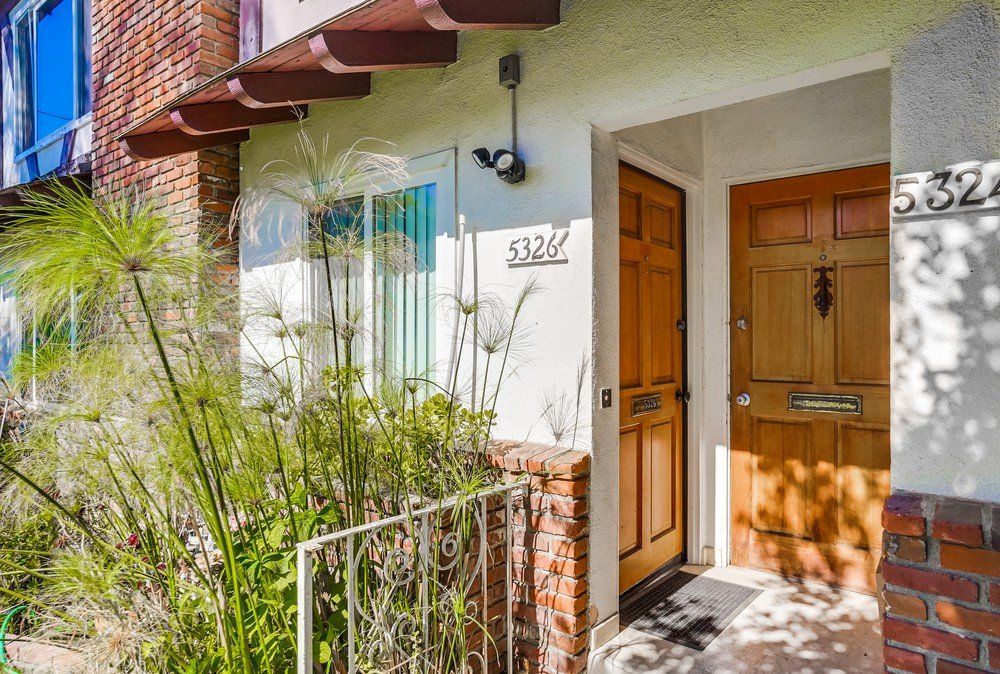 5326 Whitsett Ave doorway