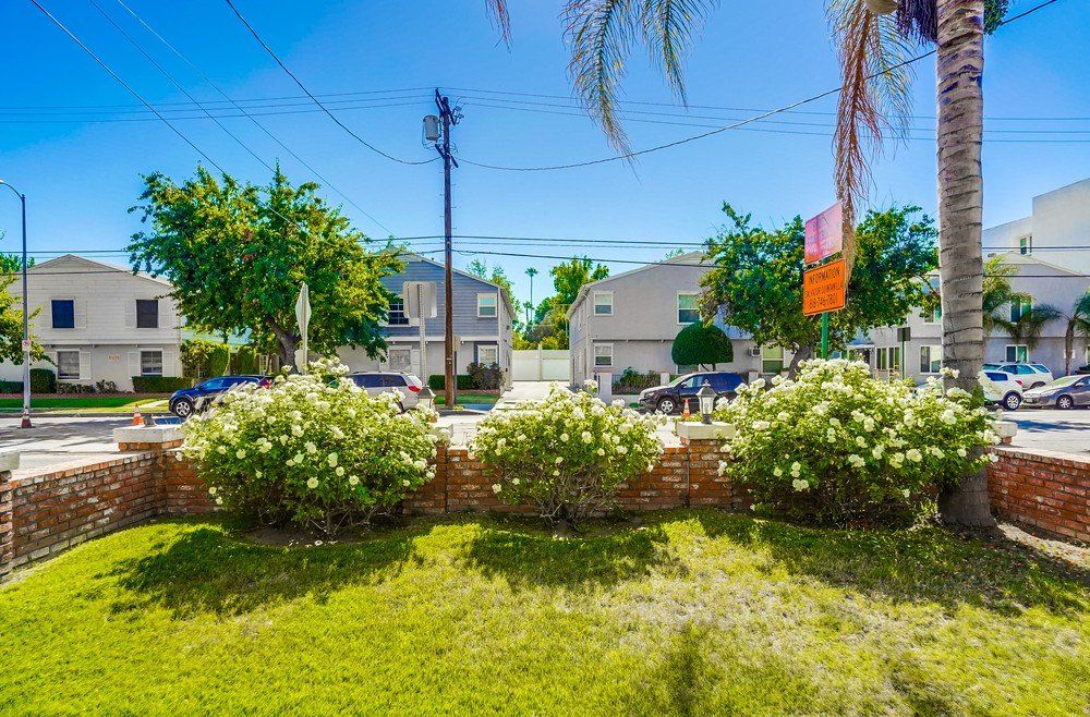 5326 Whitsett Ave exterior garden