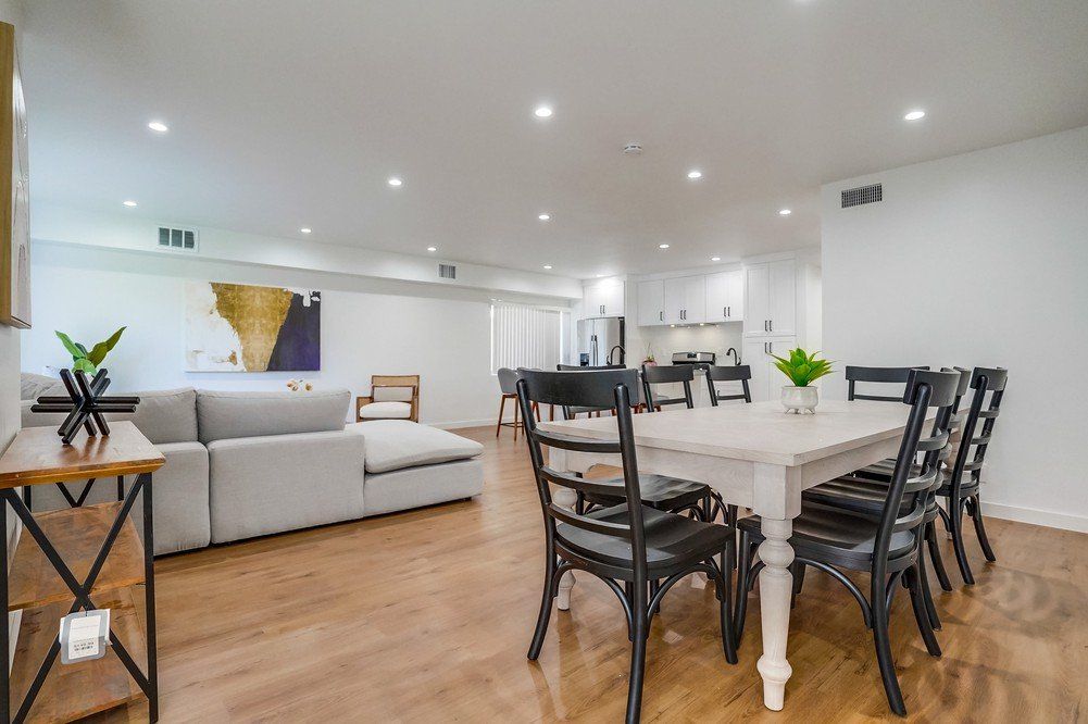 5326 Whitsett Ave dining room table