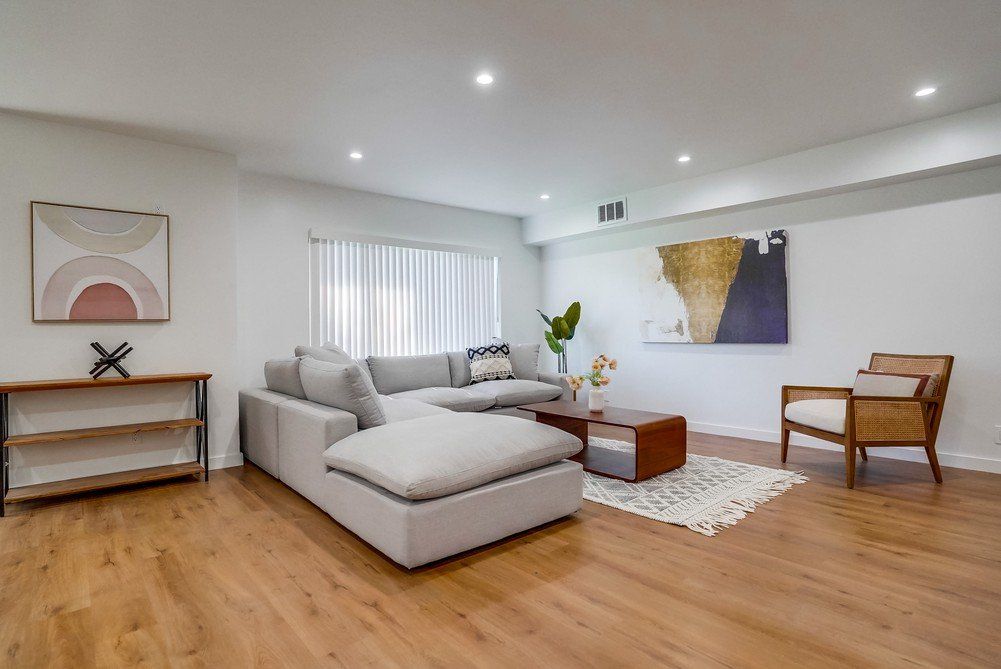 5326 Whitsett Ave living room area