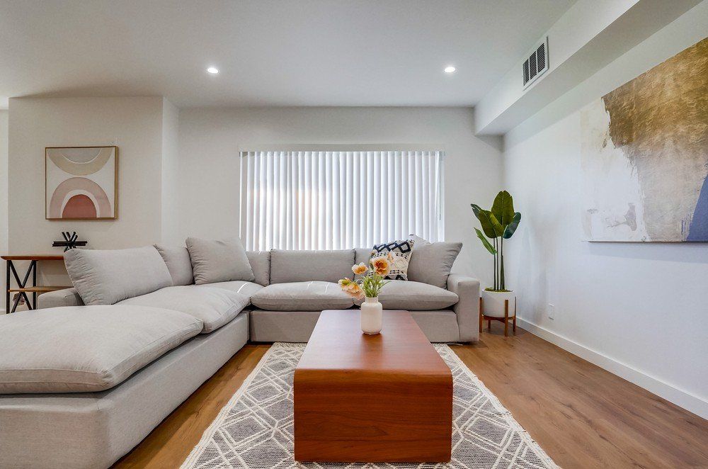 5326 Whitsett Ave living room