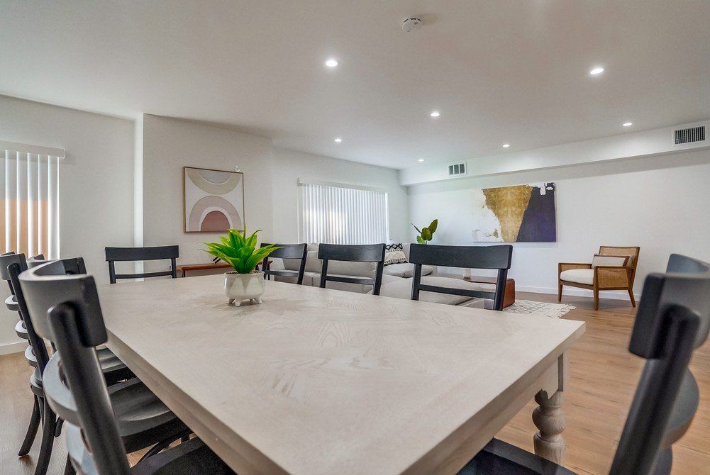 5326 Whitsett Ave dining table