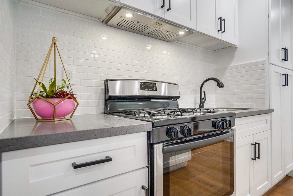 5326 Whitsett Ave stove
