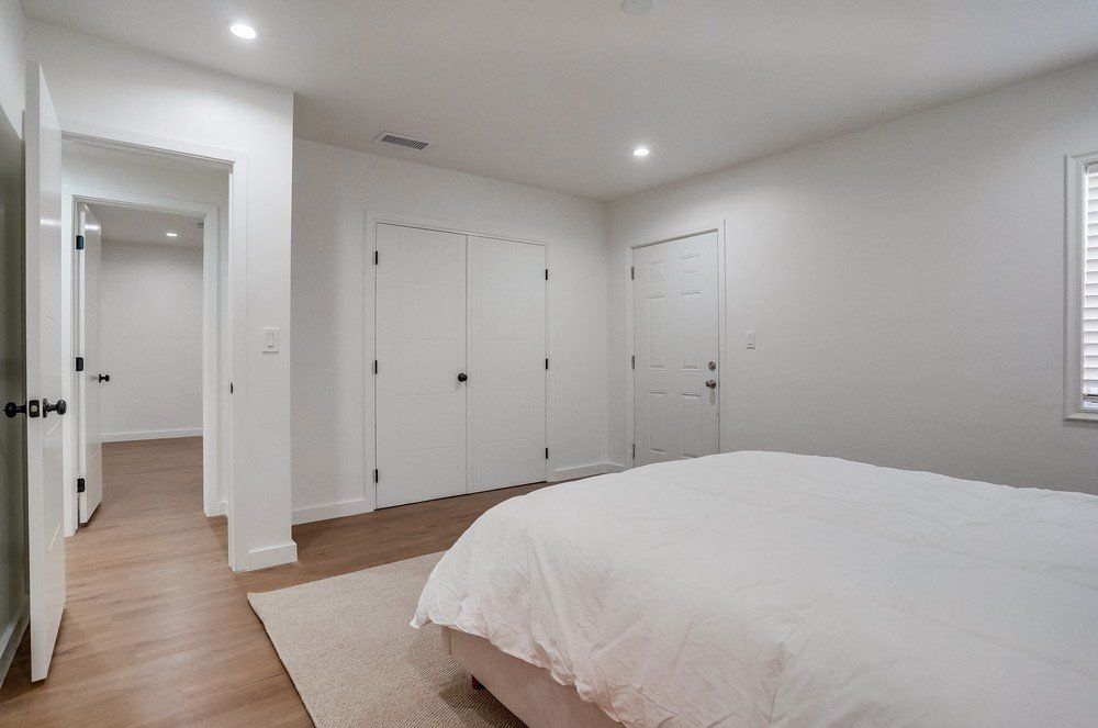 5326 Whitsett Ave bathroom